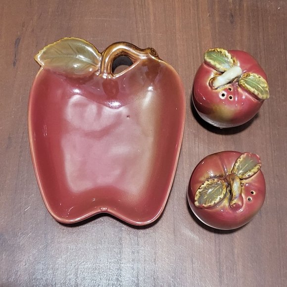 Vintage Salt and Pepper Shakers On Apple Tray - Picture 5 of 15